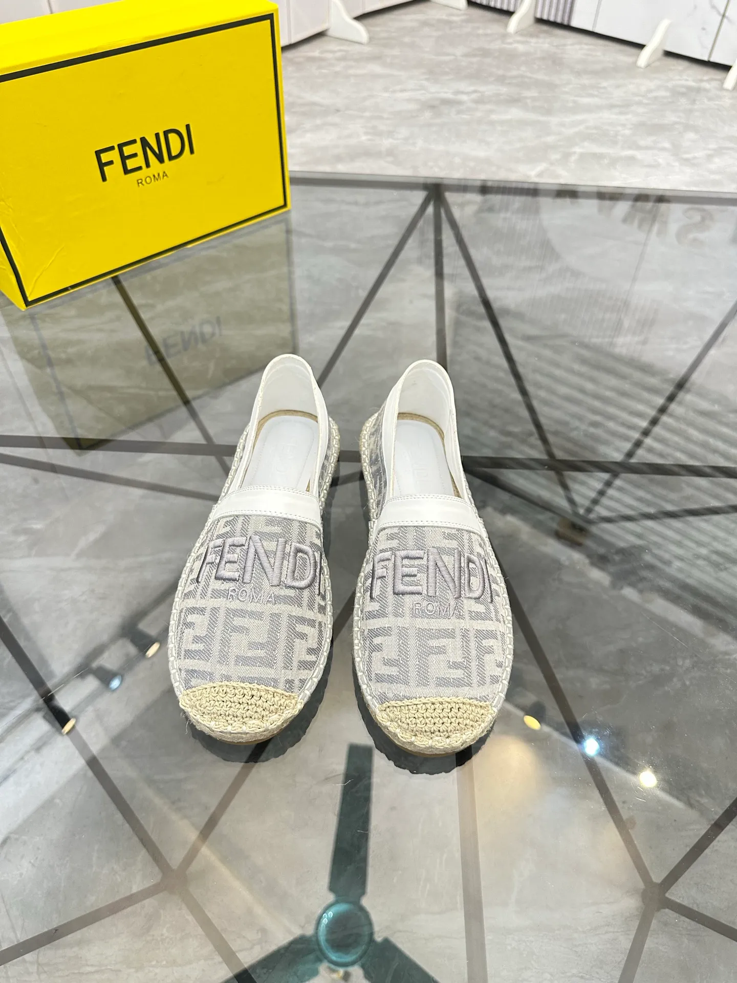 Selling men's shoes 💰: 💰P420¥ Product trademark: Fendi* "Fendi*" low-top fisherman's shoes Regular size: 38-44 (can be customized to 37.45) Product materials: upper imported cowhide stitched with original fabric, sheepskin lining, original outsole. Number: 1023